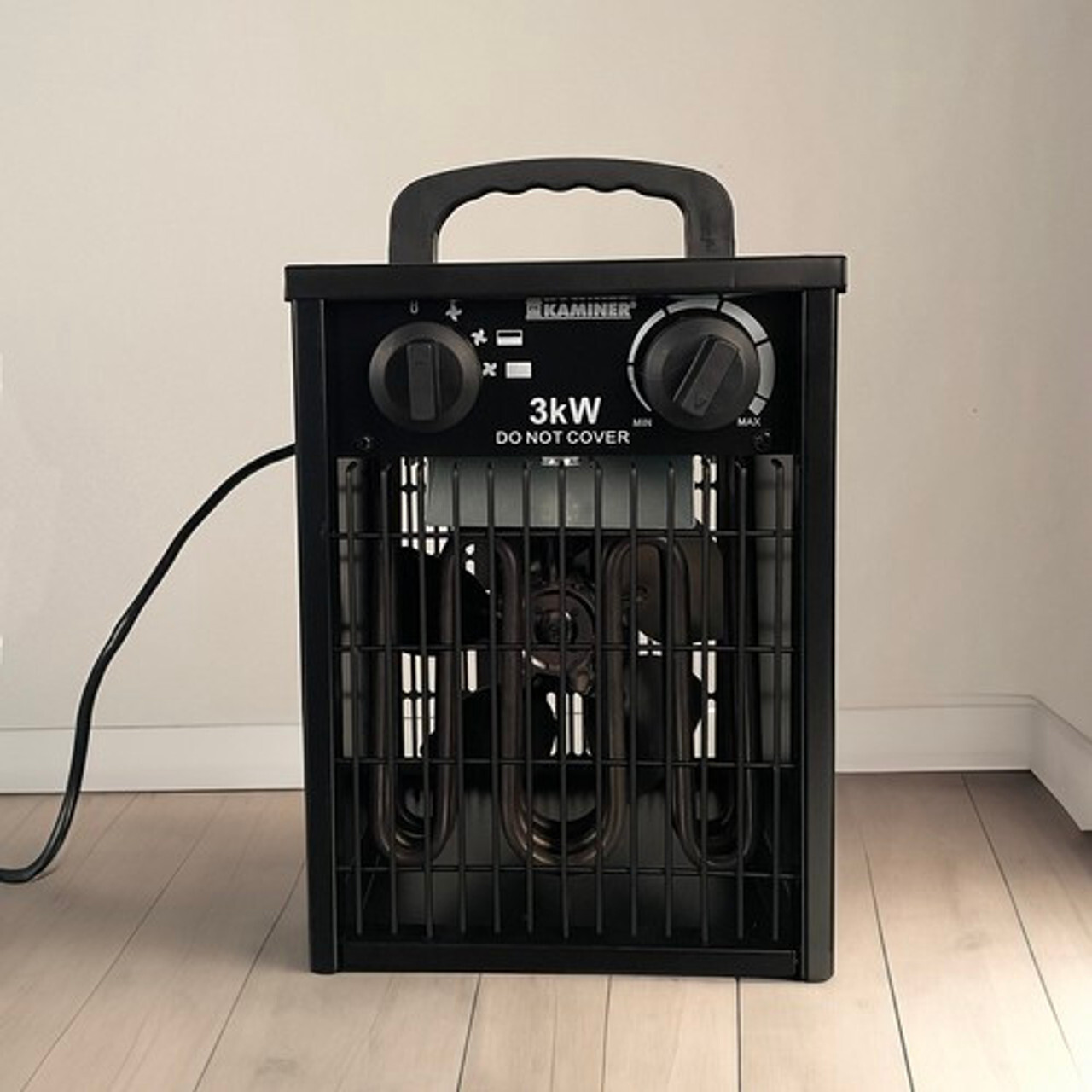 Kaminer 24361 ventilatorska grijalica 3 kW – termostat i regulacija snage Crna ventilatorska grijalica Kaminer 24361 snage 3 kW s metalnim kućištem, ručkom za nošenje i dvjema okretnim komandama; pogodna za garaže i radionice.