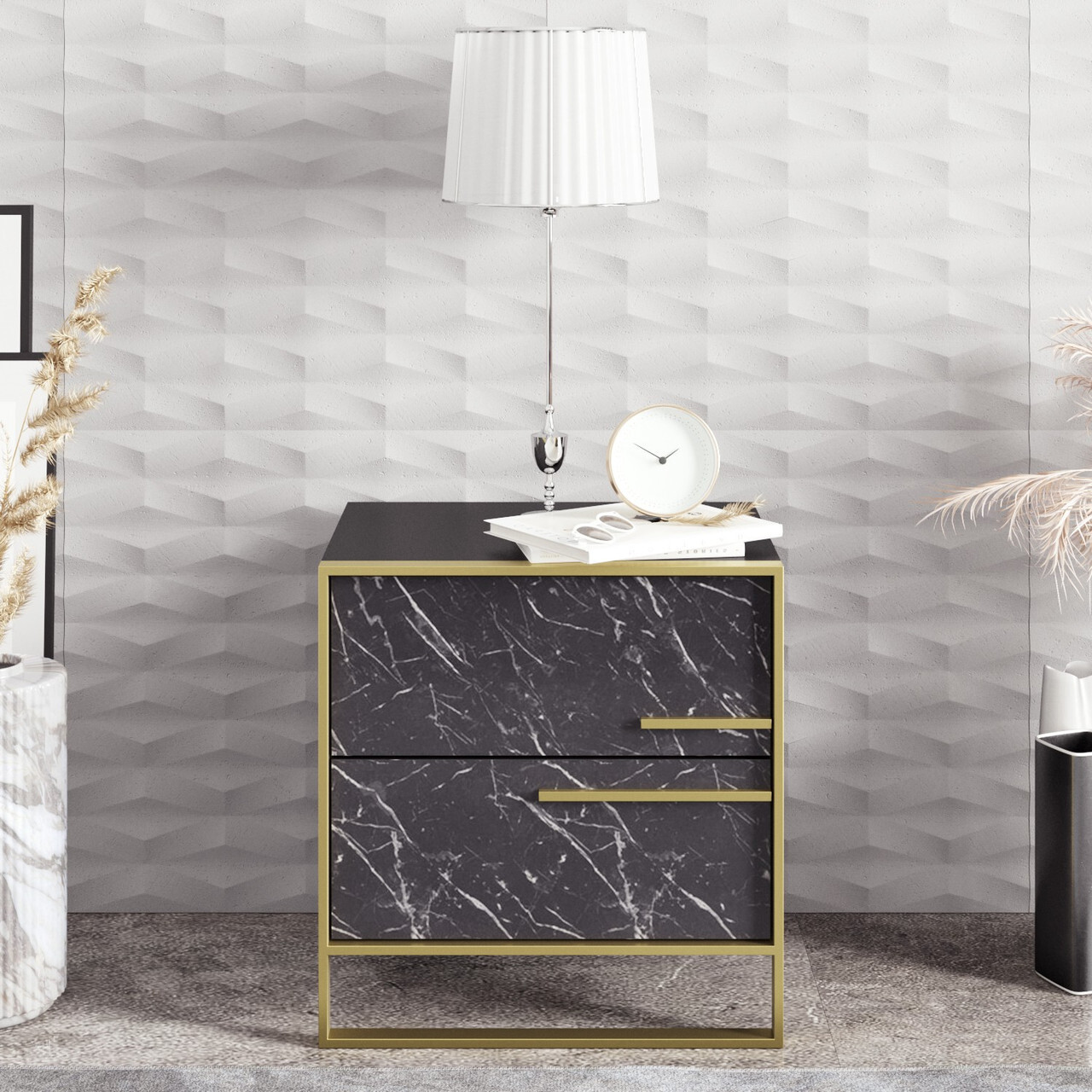 Noćni ormarić Polka crni s mramornim dekorom i zlatnim okvirom Elegantni crni noćni ormarić Polka s efektom mramora, zlatnim okvirom i dvije ladice, postavljen u modernoj spavaćoj sobi.