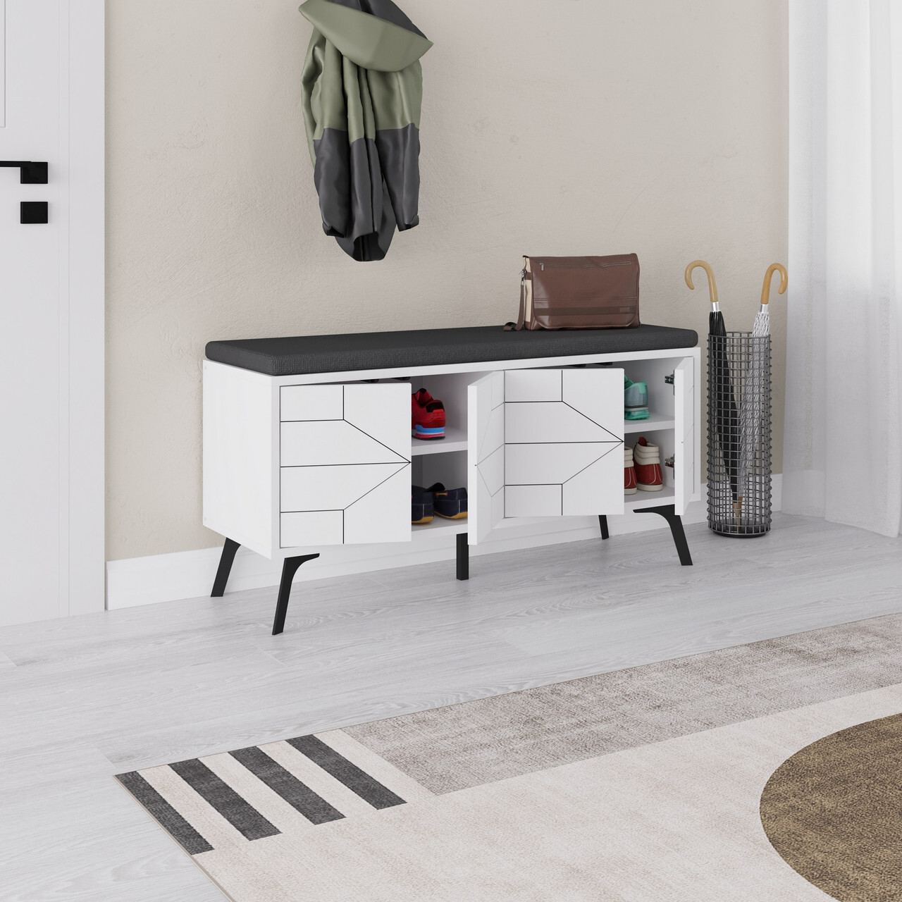 Cipelarnik s klupom za hodnik – bijele geometrijske fronte, crno tapecirano sjedalo i metalne noge Niski cipelarnik/klupa za hodnik s crnim tapeciranim sjedalom, bijelim geometrijskim frontama i unutarnjim policama za obuću; stabilne metalne noge – praktično rješenje za ulaz.