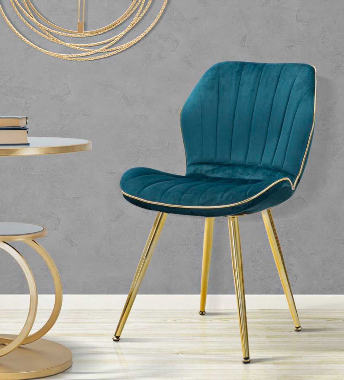 Stolica Paris Space Tail Gold u plavom baršunu sa zlatnim nogama, elegantna i moderna za blagovaonicu ili ured.