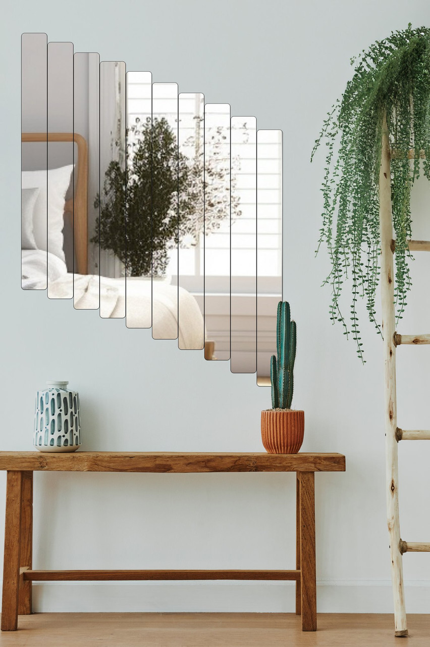 Set 10 pravokutnih ogledalnih traka 5×40 cm, srebrne; dijagonalno postavljene na zidu iznad drvene klupe s kaktusom – moderan dekor.