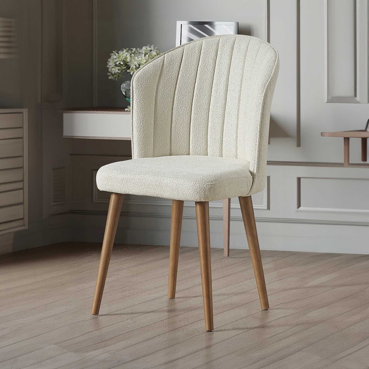 Stolica Rubi u krem boji s drvenim nogama, udobna i moderna za blagovaonicu ili dnevni boravak.
