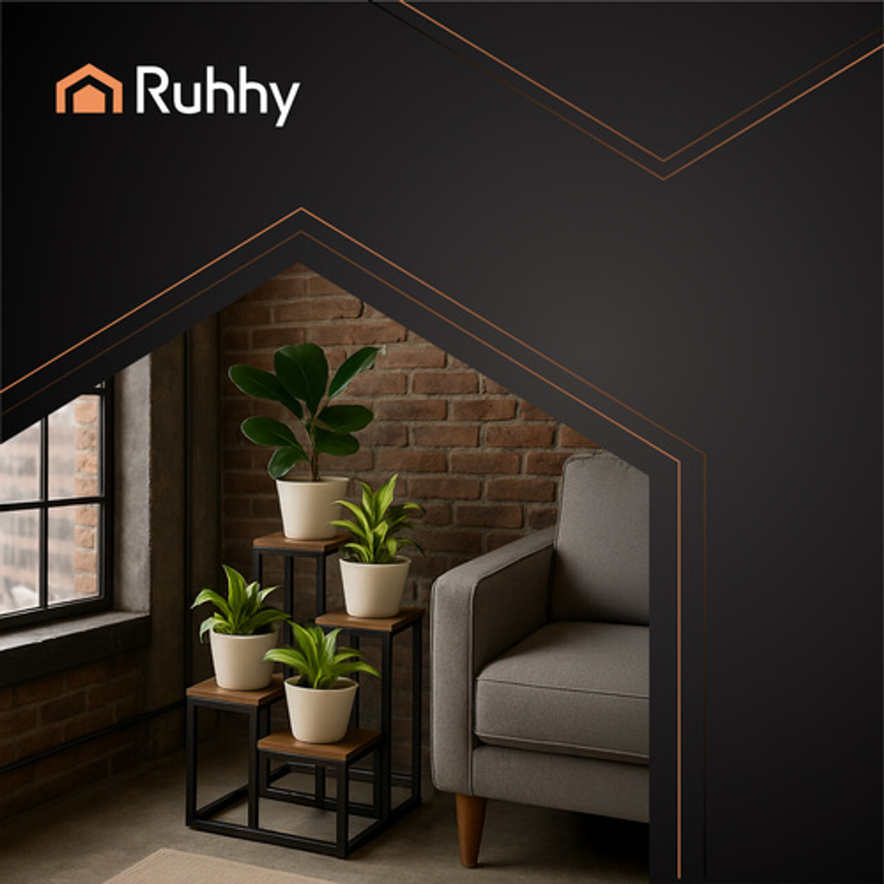 Višeslojni stalak za cvijeće Ruhhy visine 69 cm s četirima saksijama, crni metalni okvir i drvene police u loft dnevnom boravku uz sivu sofu.